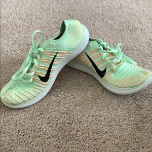Nike Free Run FlyKnit Tennis Shoes